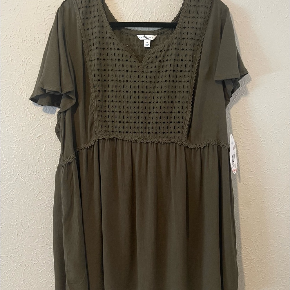 Boutique brand olive green short sleeve tunic with lace and eyelet accents NWT
